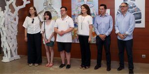 La consejera de Bienestar Social, Aurelia Sánchez, durante la visita a la exposición “Valorarte”