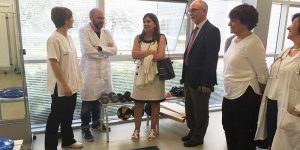 La directora gerente del SESCAM, Regina Leal, durante la visita realizada a la nueva Unidad de Medicina Física, Rehabilitación y Fisioterapia en el Centro de Salud “Cuenca IV”.