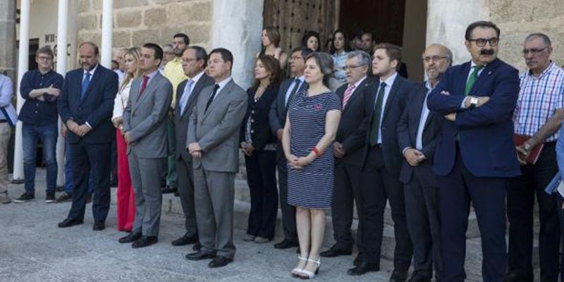 Los miembros del Ejecutivo de la Junta se concentran en repulsa por el atentado en Orlando