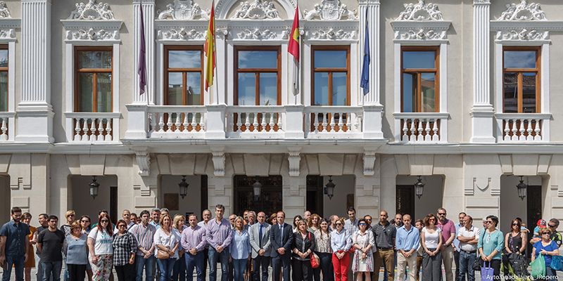 Representantes públicos realizan un minuto de silencio en protesta por el tiroteo de Orlando