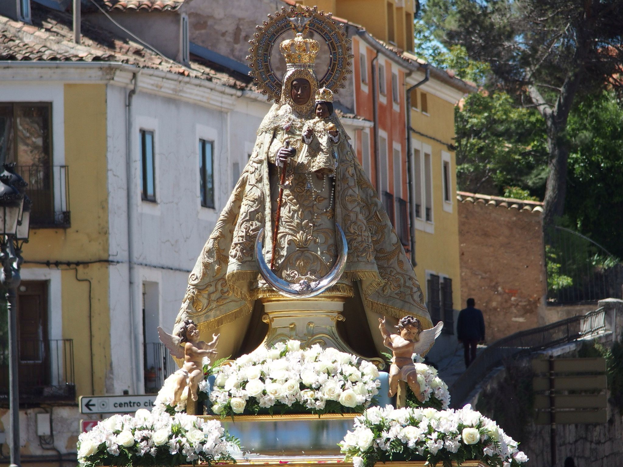 La Virgen de la Luz recorre en procesión las calles de Cuenca acompañada de cientos de fieles