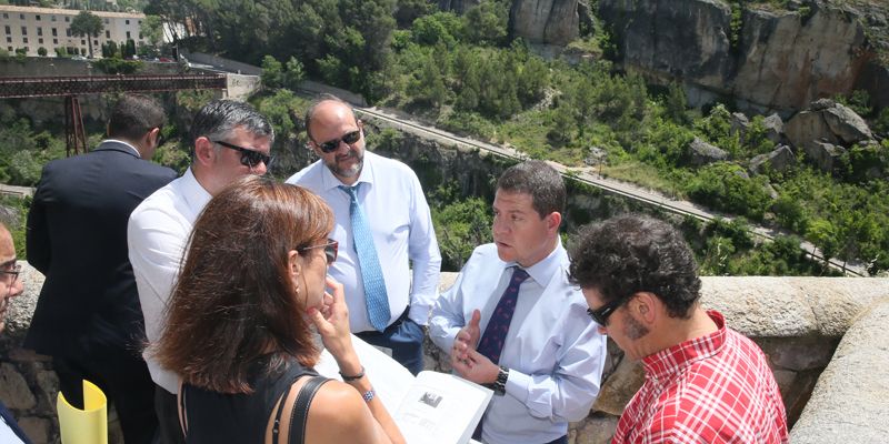 García-Page se interesa por los problemas de accesibilidad del Casco Antiguo de Cuenca