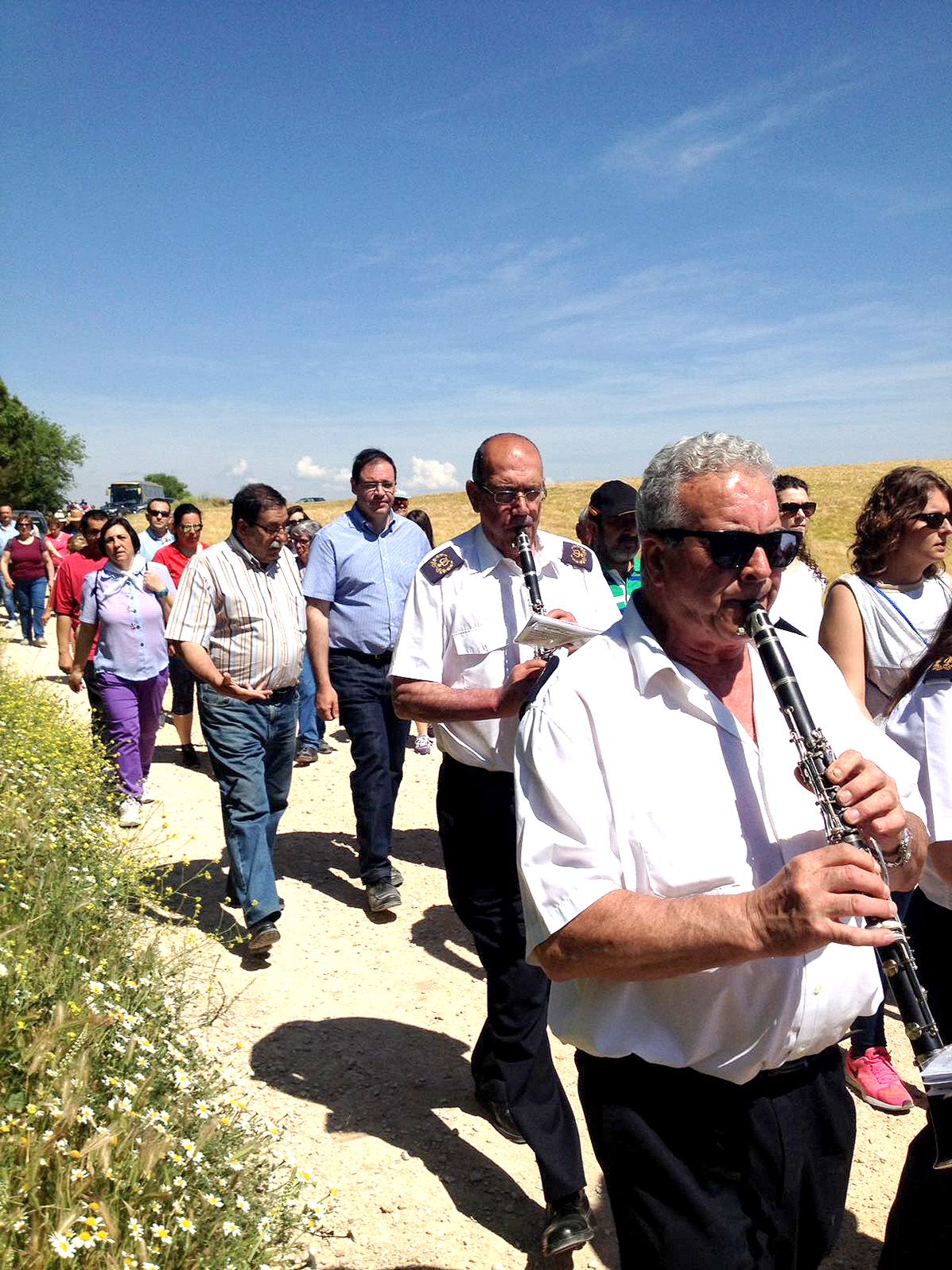 Benjamín Prieto acompaña a los torrejoncillanos en la Romería de su Patrona, la Virgen de la Piedad de Urbanos