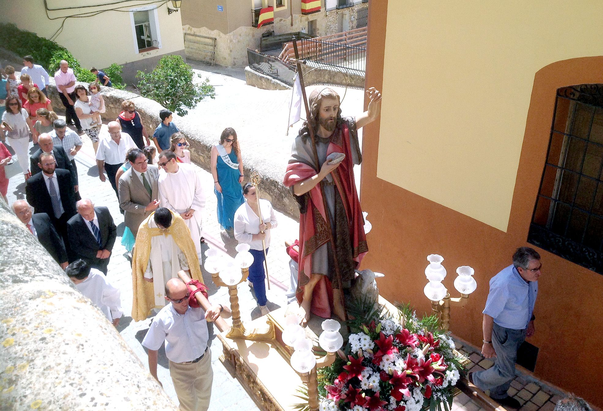 Prieto comparte con los vecinos de Villaconejos de Trabaque el Día Grande de sus Fiestas de San Juan Bautista