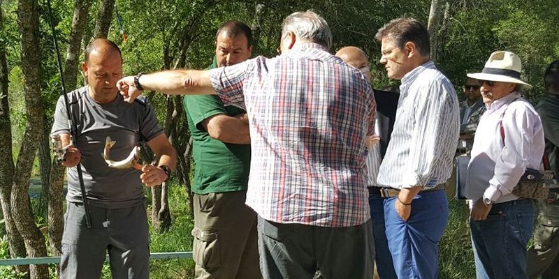 El PP se compromete a revisar la legislación para que sea posible pescar la carpa, la trucha arco iris y el cangrejo rojo