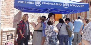 Silvia Valmaña número 1 al Senado y otros miembros del PP hoy en el mercadillo de Guadalajara 110616