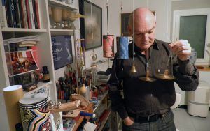 Una exposición recorre la historia del Maratón de Cuentos desde 1992 3 El artista Teo Serna.