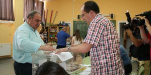 Vicente Tirado ejerce su derecho al voto, 260616