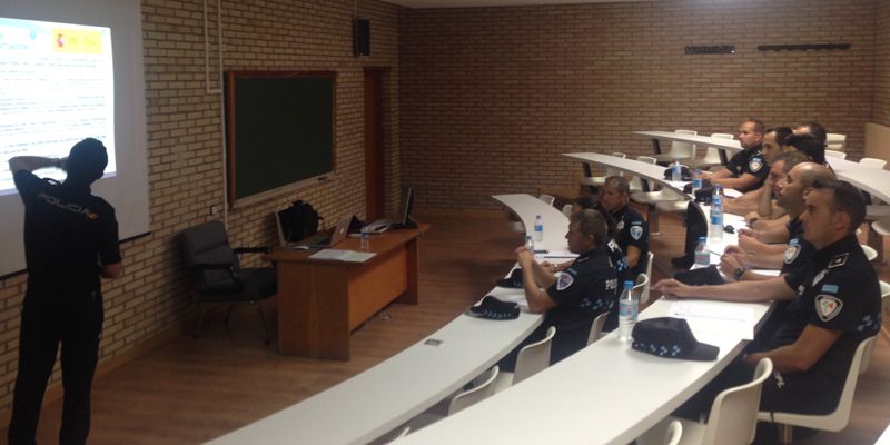 Los alumnos de la Escuela Regional de Policía Local toman nota de…, la Policía Nacional