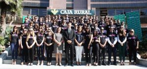 103 universitarios comienzan sus prácticas en Caja Rural CLM 2 20160701 Foto familia web