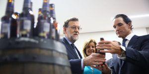 Rajoy durante su visita a Mahou.