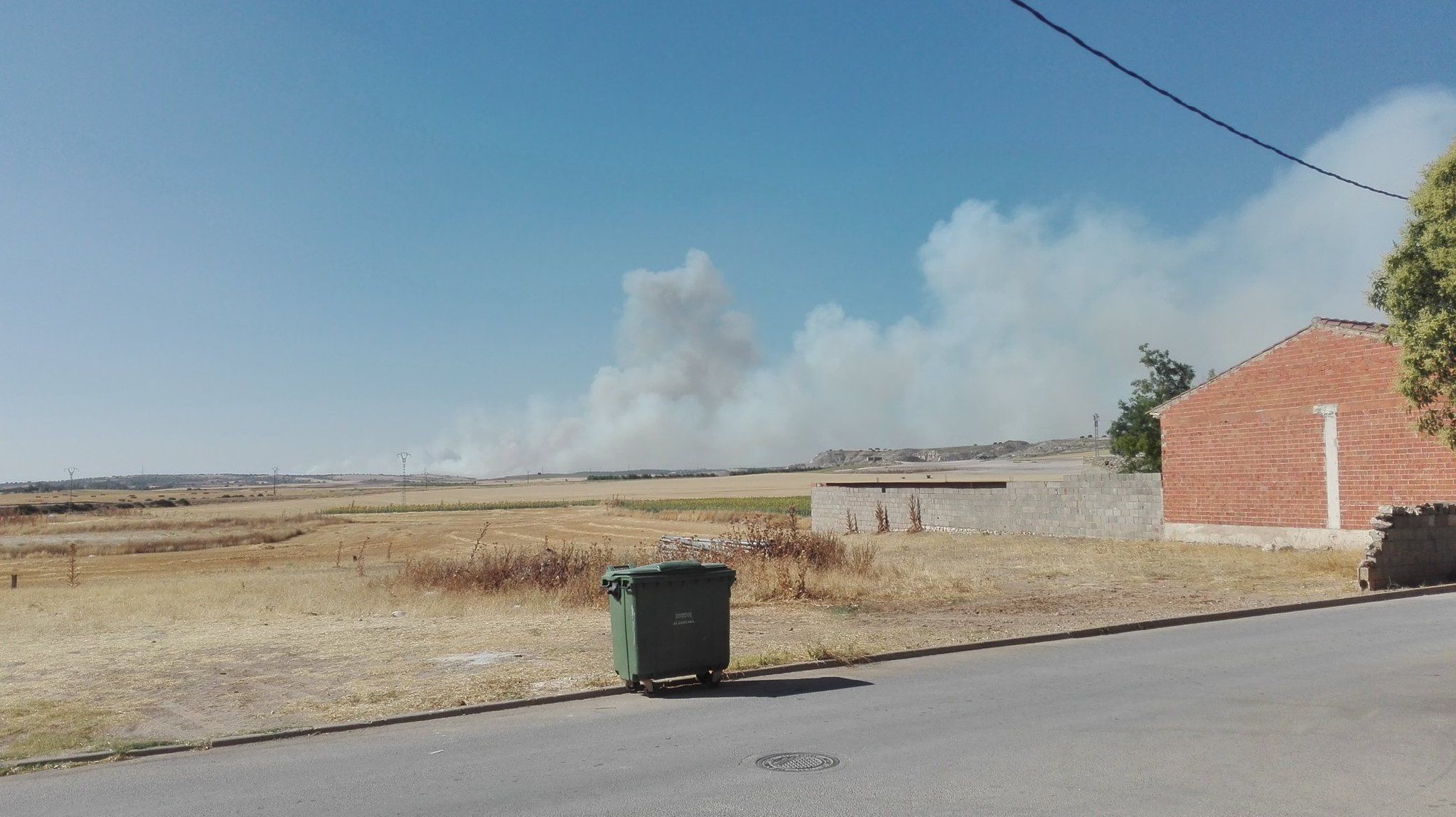 Continúan trabajando en el incendio declarado en Villar de la Encina