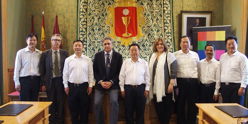 Mariscal estrecha lazos con una delegación de la ciudad china de Honghe