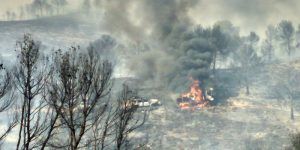 Uno de los vehículos calcinados en el incendio de Liétor.