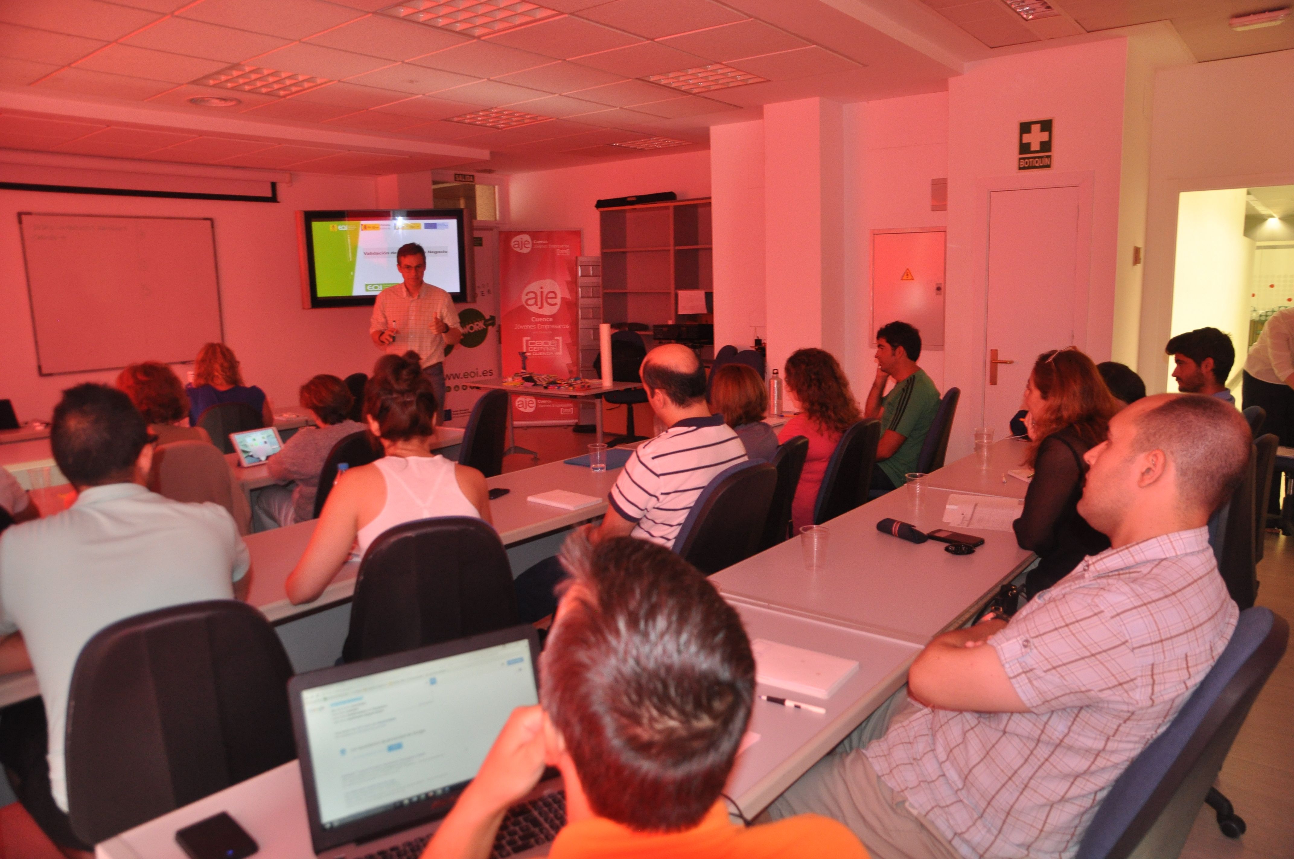 Los participantes de los talleres del G2work comienzan a diseñar su modelo de negocio