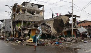 AL MENOS 77 MUERTOS Y 588 HERIDOS POR EL TERREMOTO DE ECUADOR