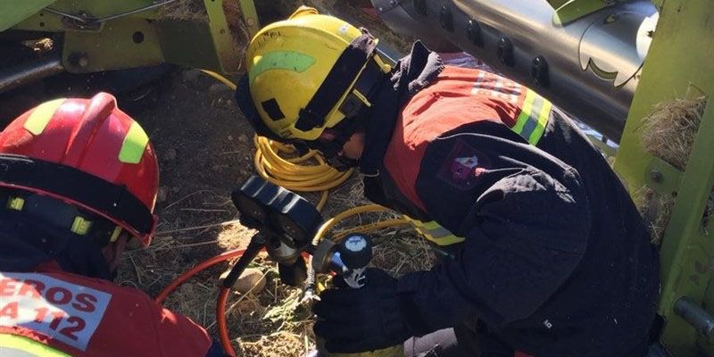 Fallece un hombre tras ser aplastado por una cosechadora que estaba reparando en Fuentes