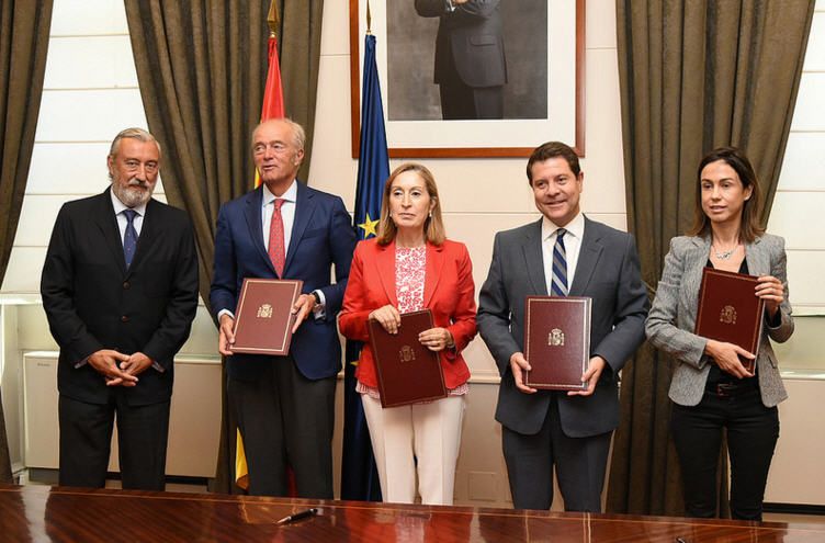 El Gobierno de Castilla-La Mancha, el Ministerio de Fomento y ADIF colaborarán en la difusión del programa de actos del Año Cervantino