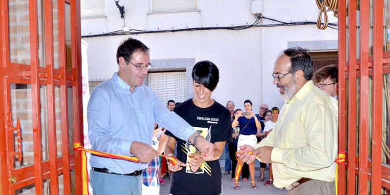 Prieto muestra con su presencia el apoyo de la Diputación a la VI Feria del Cómic de El Provencio