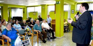 DomenechHablandoDiaAbuelosNota