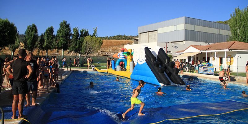 Pareja se divierte haciendo deporte en su FINDE joven