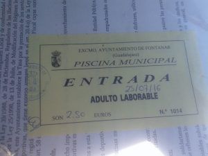 Fontanar, entrada piscina municipal