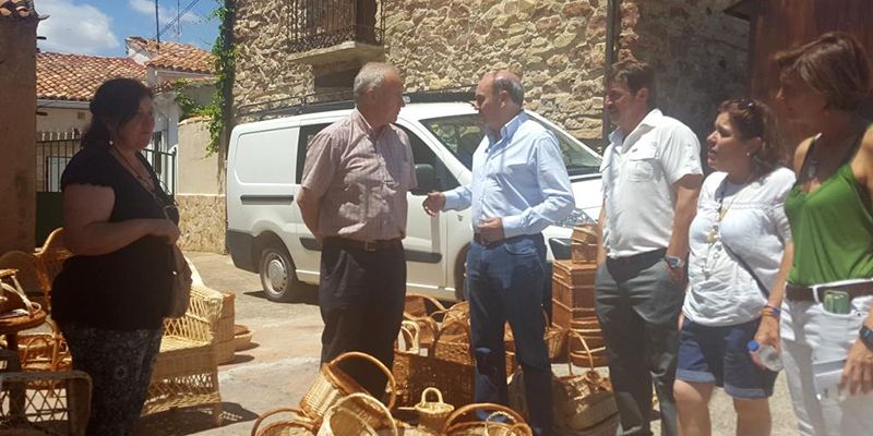 Latre asiste a la IV Feria de Artesanía, Alimentación y Servicios de El Pobo de Dueñas