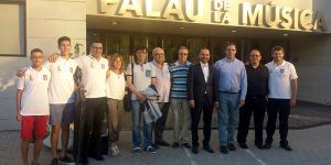 Prieto posa junto a varios integrantes de la Asociación Musical Moteña; su director, José Enrique Martínez Estevez; su presidente, Javier Gómez Escudero; el autor de la obra libre interpretada en el certamen, Andrés Valero; y varios concejales de Mota del Cuervo, como Miguel Antonio Olivares, Irene Cabrera y Emilio Castellano.