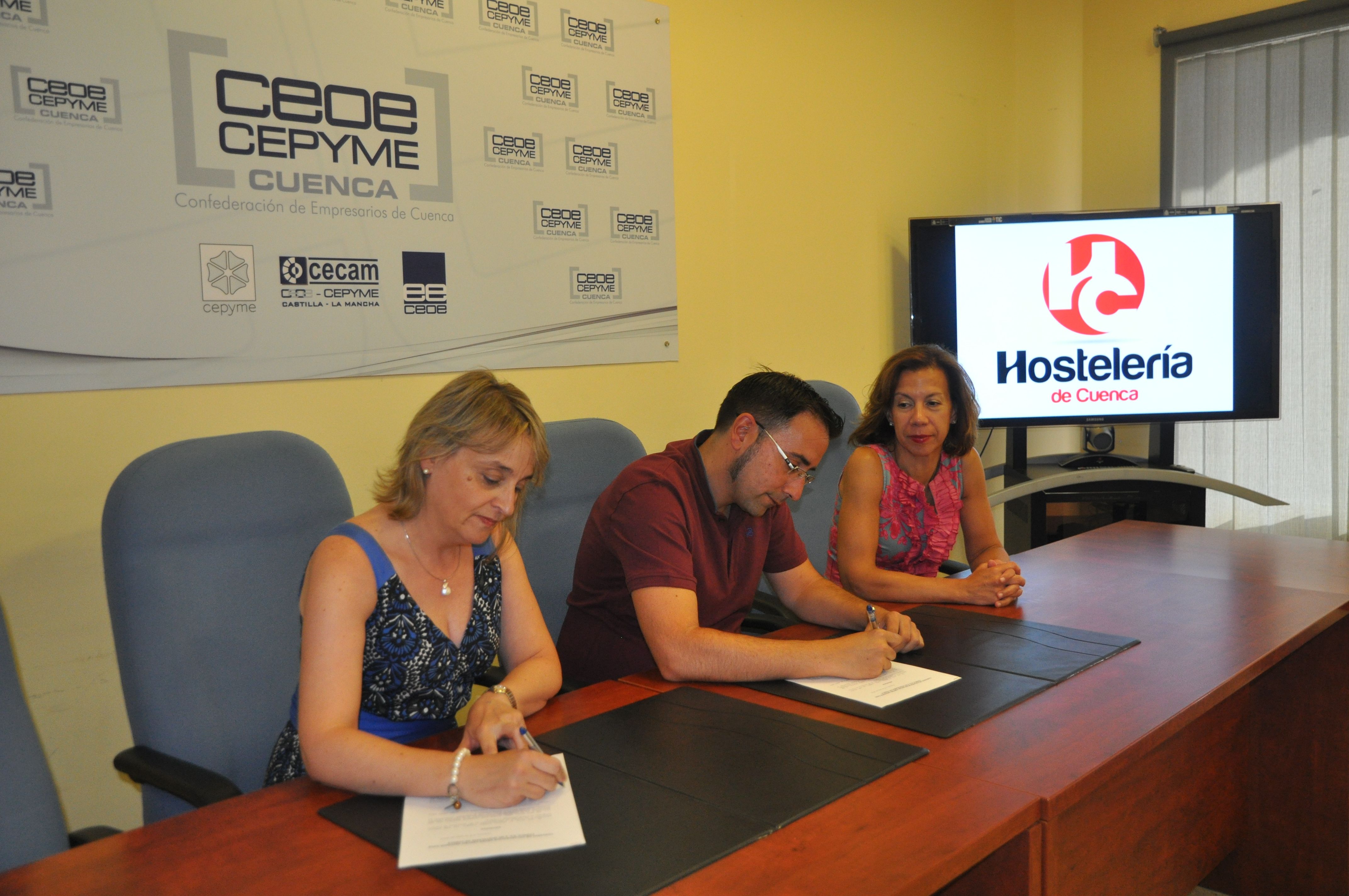 Firma de un convenio para la traducción de cartas ante la llegada de turismo extranjero