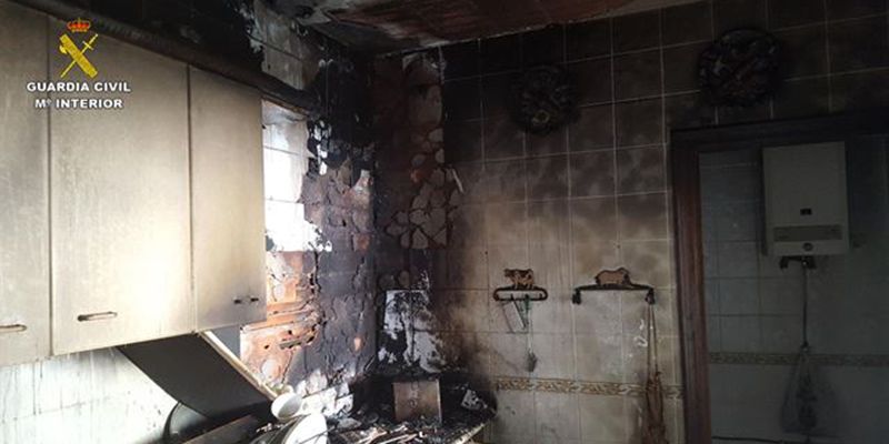 La Guardia Civil rescata a un vecino del interior de su vivienda en llamas en Villamayor de Santiago