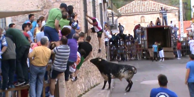 Un hombre de 50 años, muy grave tras una cogida en un encierro de Budia