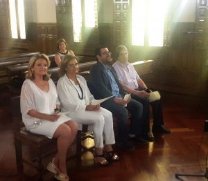 Parlamentarios recogiendo credenciales