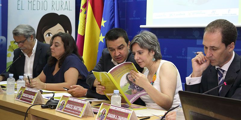 La Junta quiere que haya mujeres en los consejos rectores de las cooperativas agroalimentarias