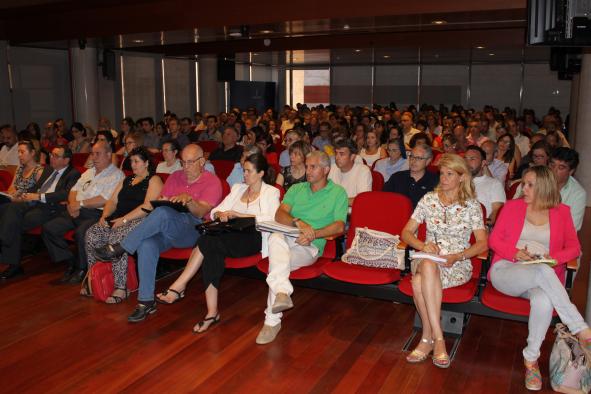 Unos 300 directores de residencias de mayores participan en la Jornada informativa para el Acuerdo Marco organizada por el Gobierno regional