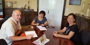 El alcalde de Huete junto a la directora provincial de Sanidad.