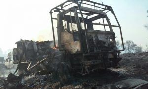 Uno de los vehículos calcinados en el incendio de Liétor.