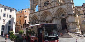 Autobús en la Plaza Mayor de Cuenca.