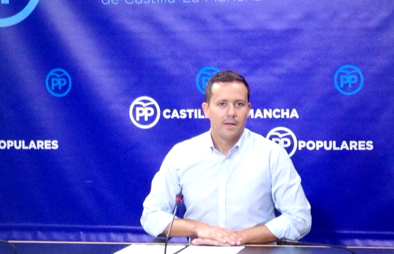 Velázquez: “El Gobierno de Page se ha ido de vacaciones y ha dejado a la sanidad regional sumida en un caos”