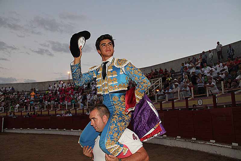 Jesús Enrique Colombo sale por la puerta grande de las Cruces en el primer festejo de San Roque