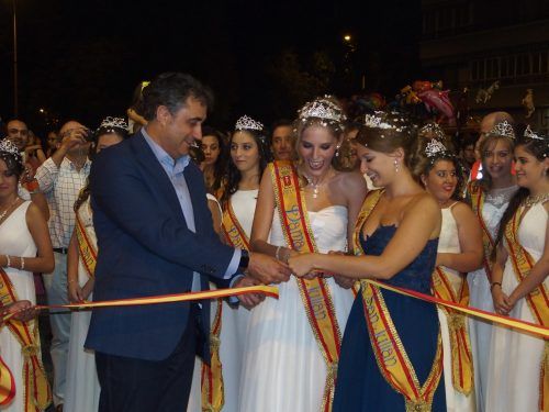 Un desfile de carrozas relacionado con la historia de Cuenca y  corte de cinta, inauguran oficialmente el recinto ferial