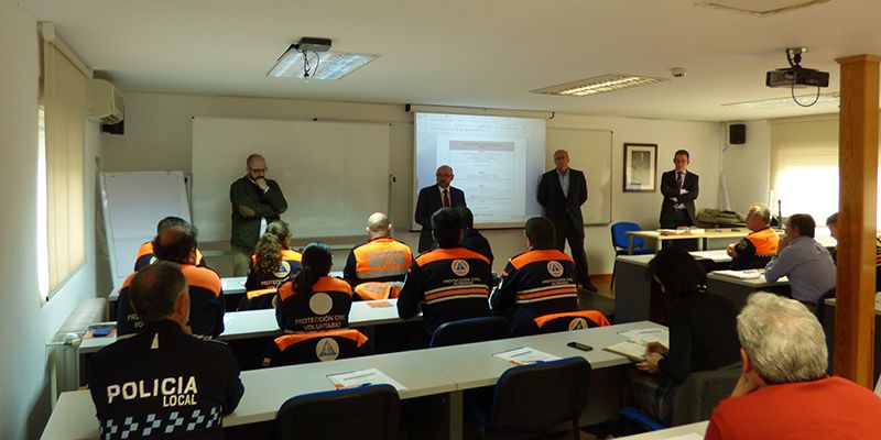 Veinte bomberos se han formado durante el mes de julio en la retirada de enjambres apícolas