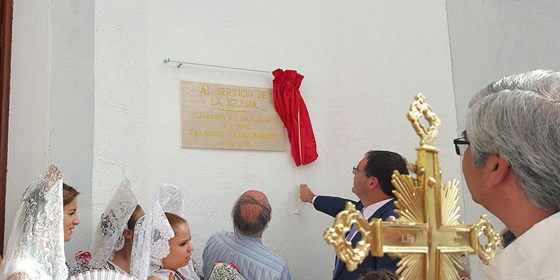 Casas de Haro homenajea a dos de sus párrocos con una placa en la iglesia de Santa María Magdalena