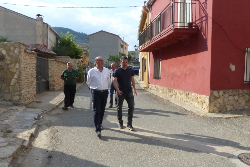Latre se interesa in situ por las necesidades de Poveda de la Sierra