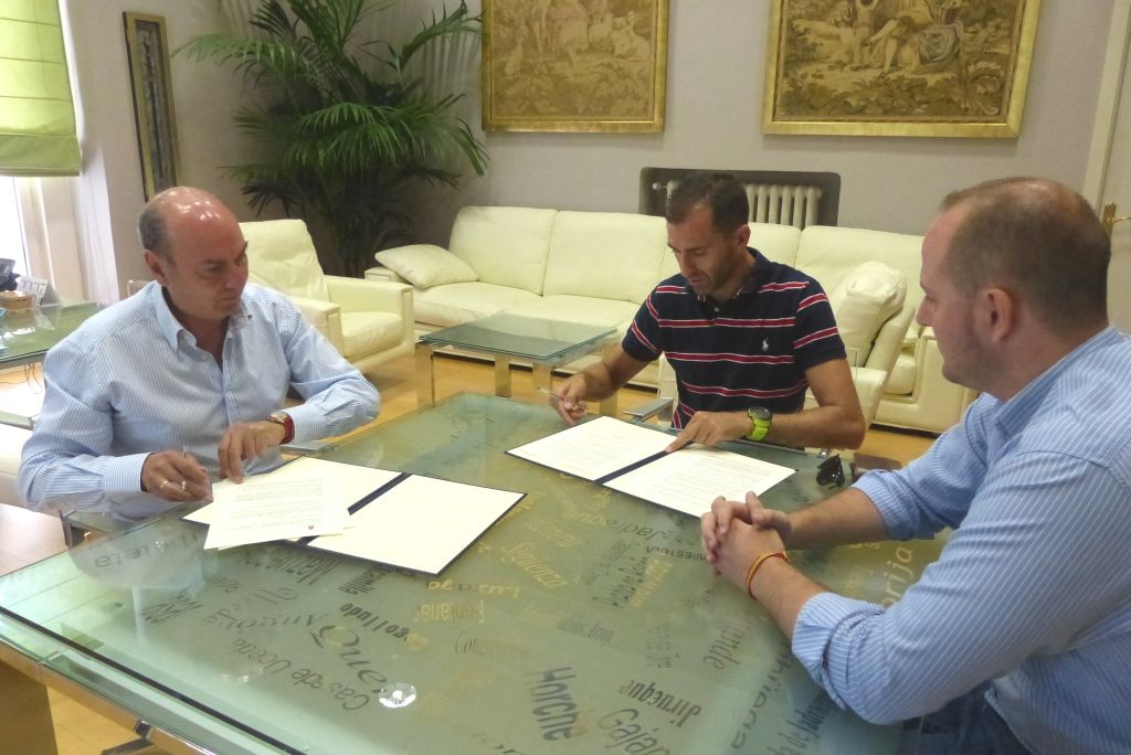 La Diputación apoya la trayectoria deportiva del triatleta paralímpico Daniel Molina