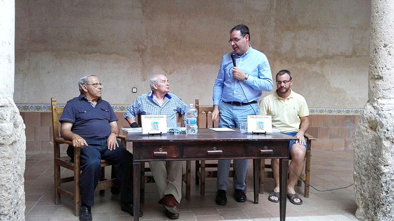 Prieto felicita a Evilasio Moya por su obra ‘Dibujos para Dana. Lugares y rincones conquenses’