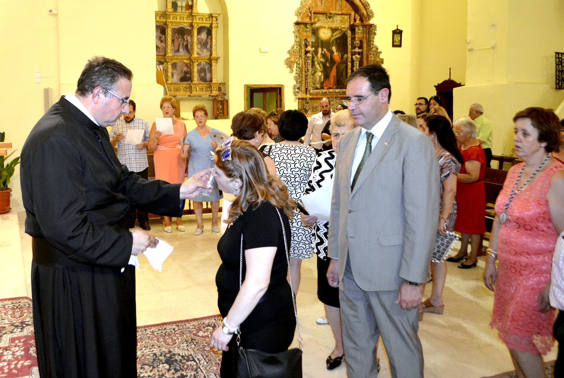 Prieto aboga en Canalejas del Arroyo por mantener las tradiciones como parte fundamental de nuestra historia 1 PrietoReliquiaSanMamesNota