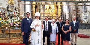 UclesPosandoPatronaNota