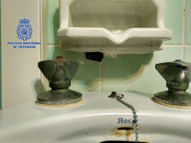 Detenido en Cuenca por grabar a familiares con una cámara oculta en el baño