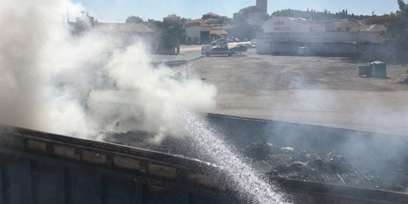 Un remolque cargado de basura se incendia en La Almarcha