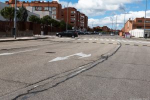 Previo a la campaña de aglomerado, desperfectos en avenida de la salinera